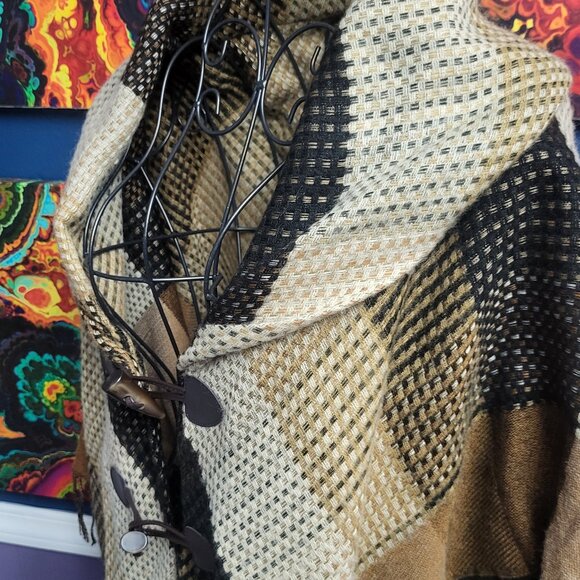 Collection Eighteen ~ ONE Size ~ Button Shawl Wrap ~ Excellent Condition - Picture 2 of 8